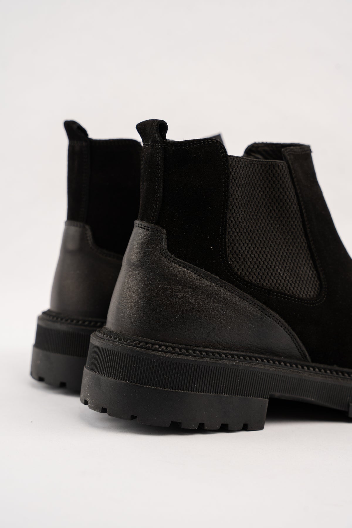 BLACK URBAN SUEDE BOOTS