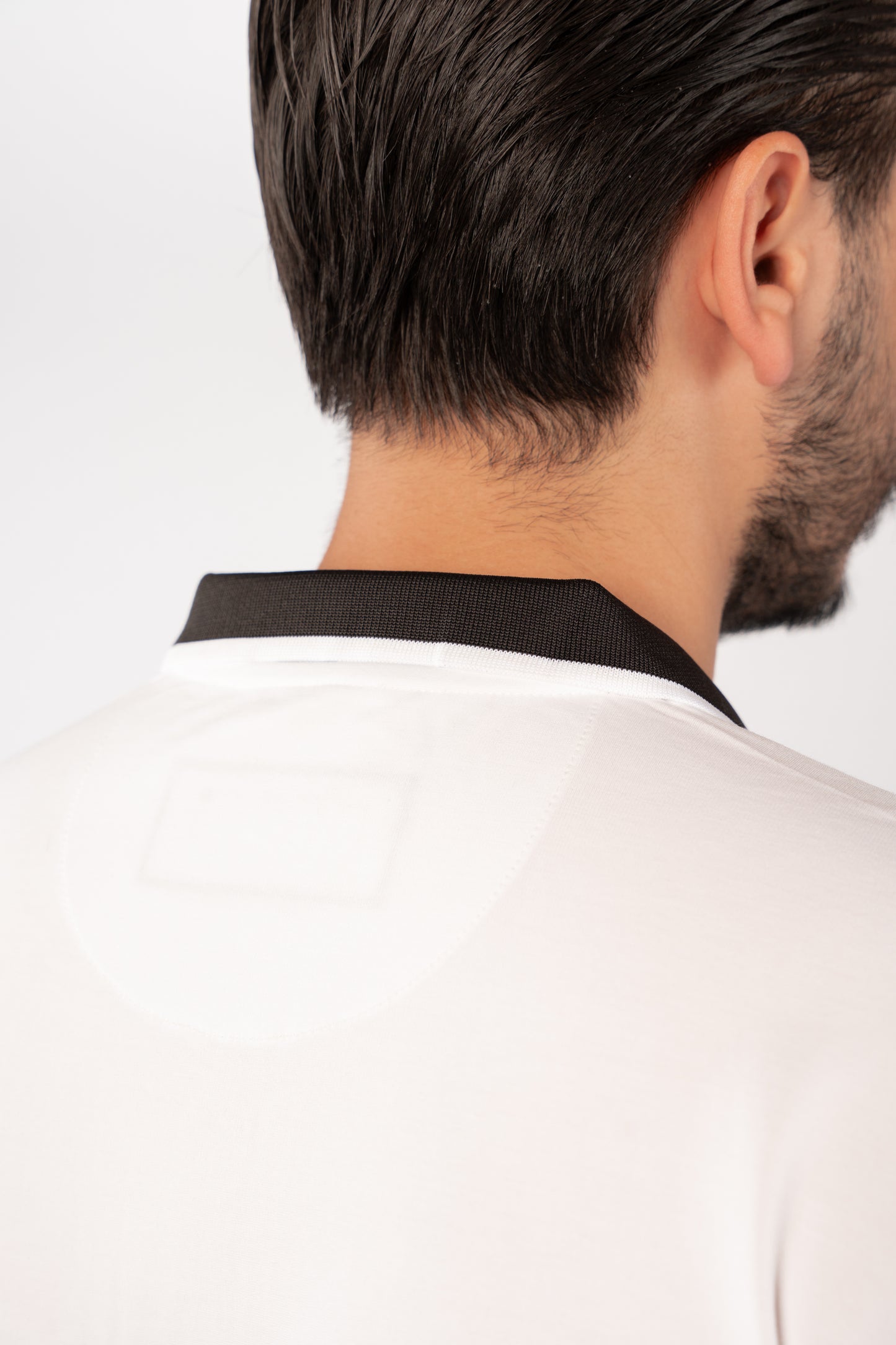 WHITE BLACK COLLAR ZIPPER POLO
