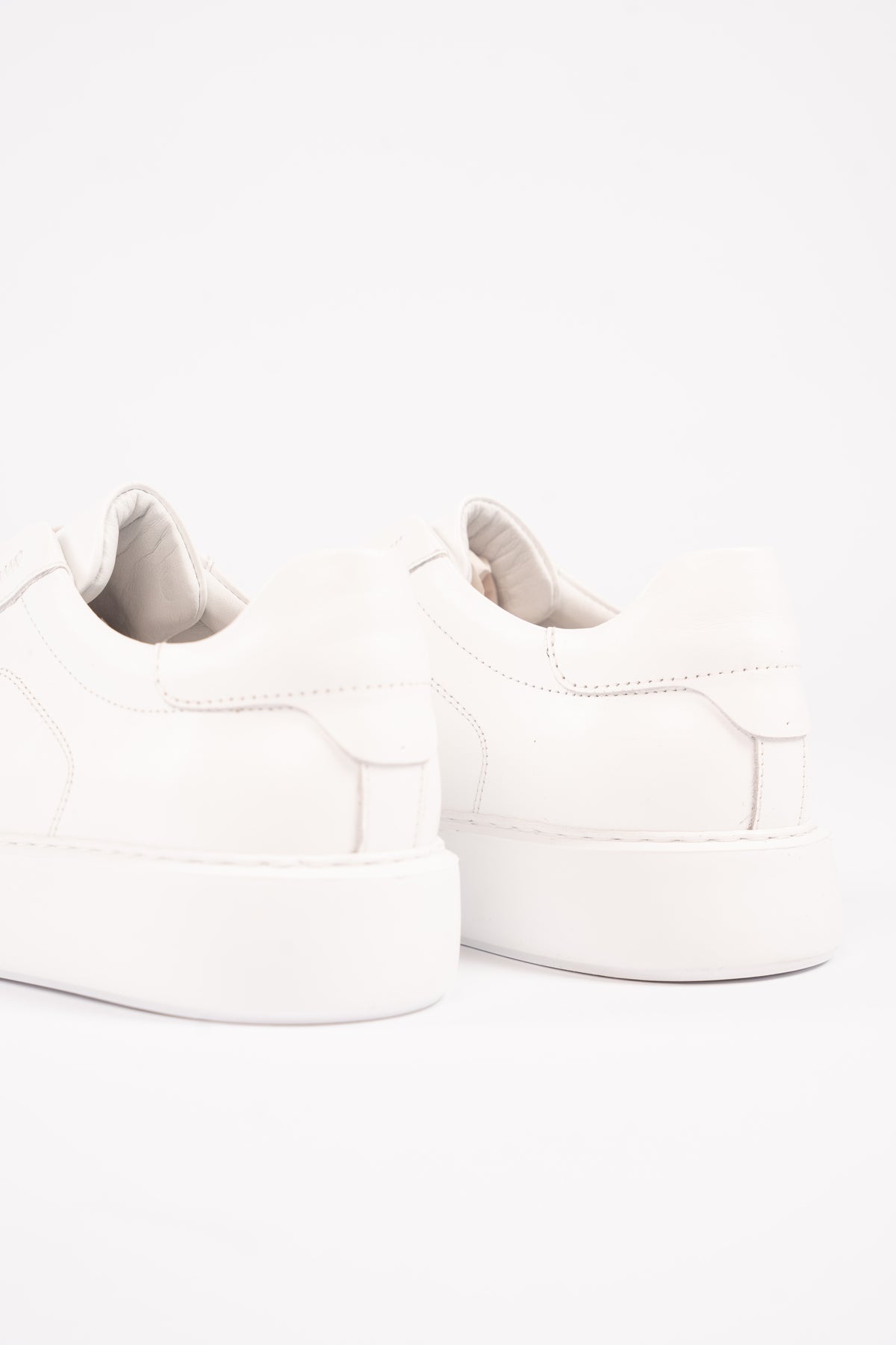 WHITE LEATHER VERSATILE ELASTIC SNEAKER