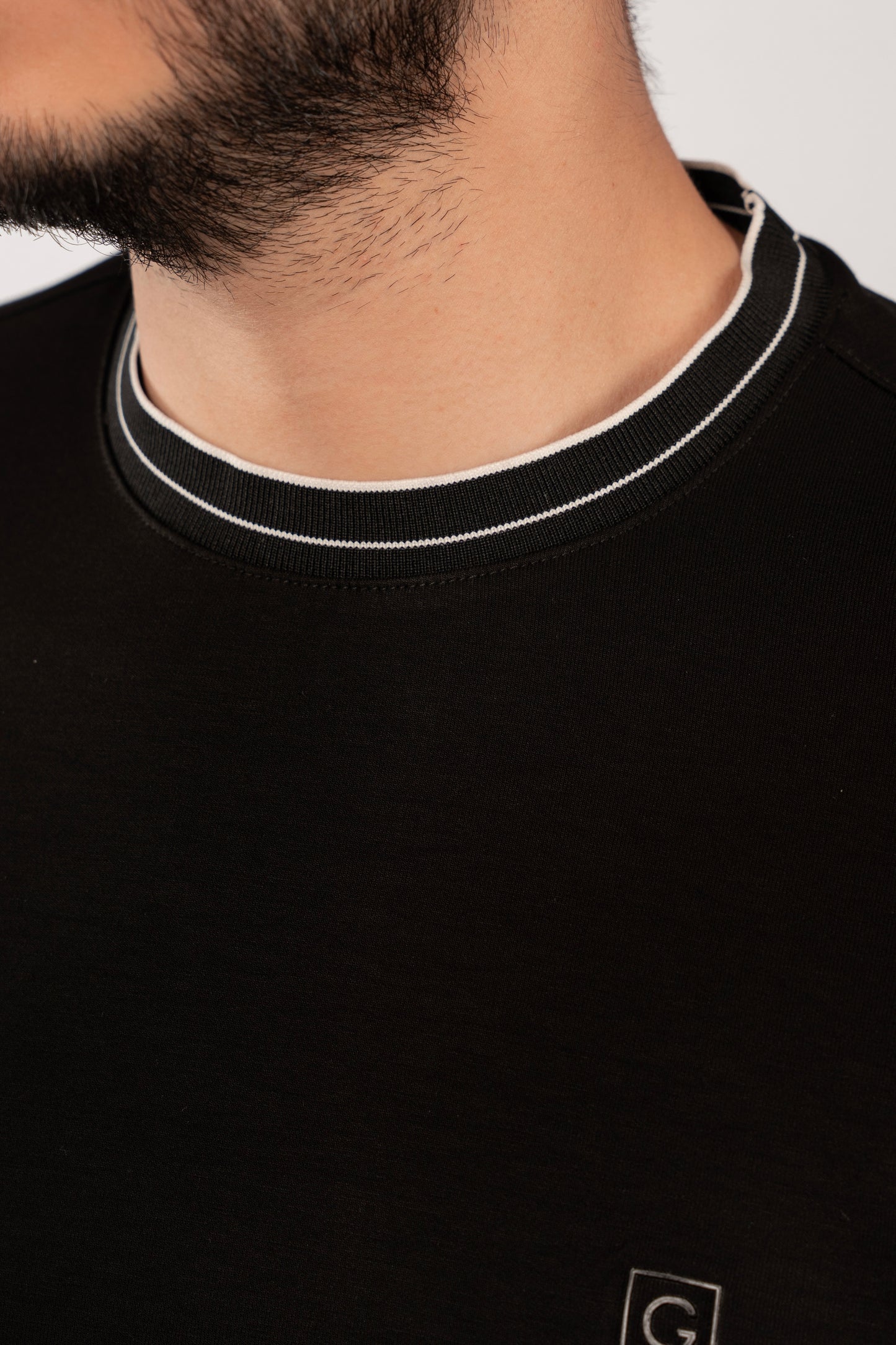 BLACK MODERN TSHIRT