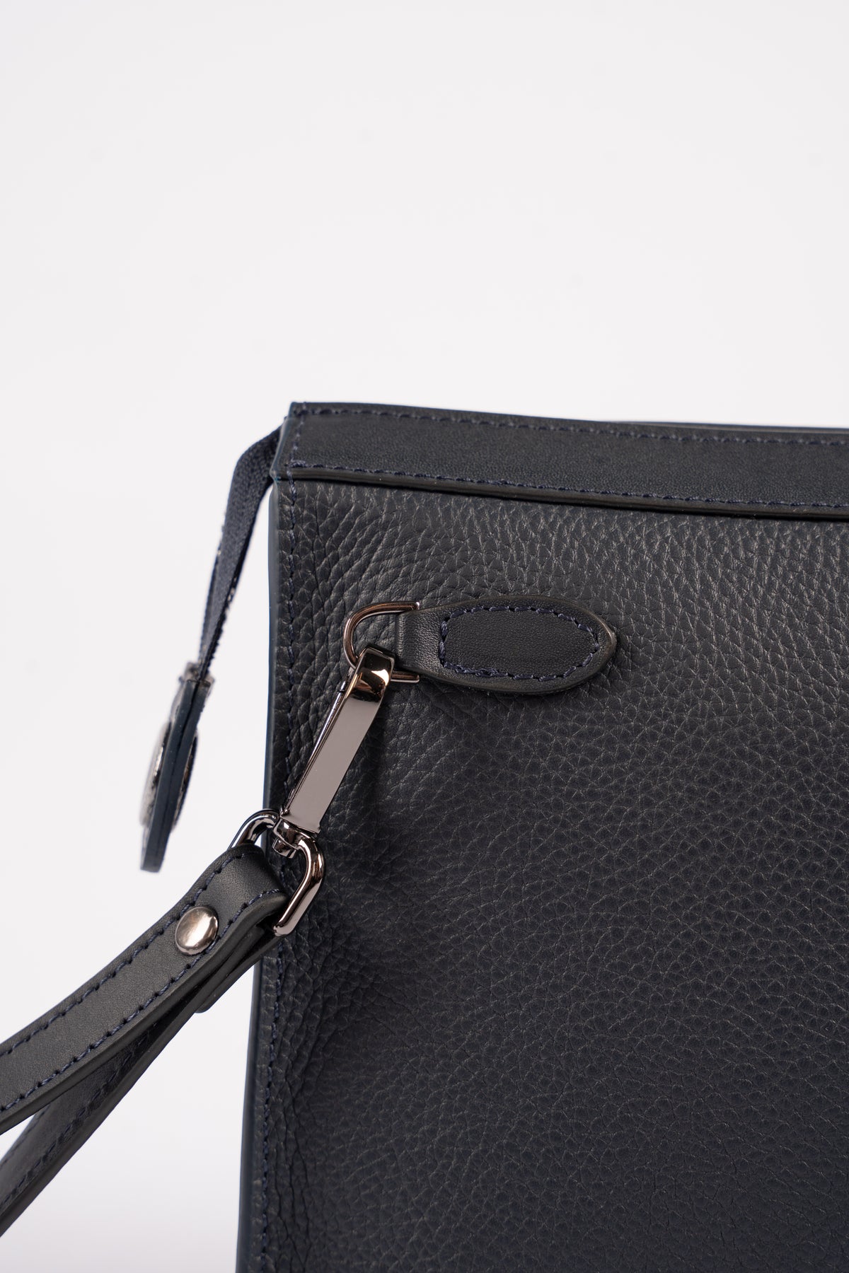 NAVY LEVANT SEAL LEATHER CLUTCH BAG