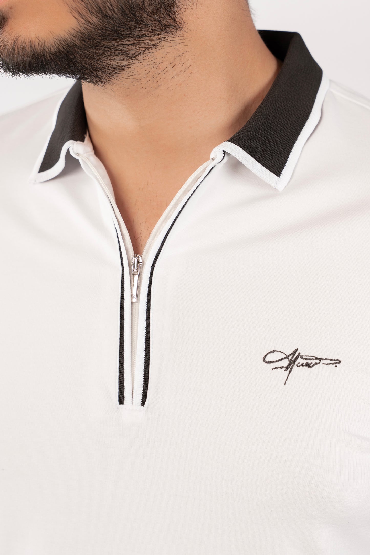 WHITE BLACK COLLAR ZIPPER POLO