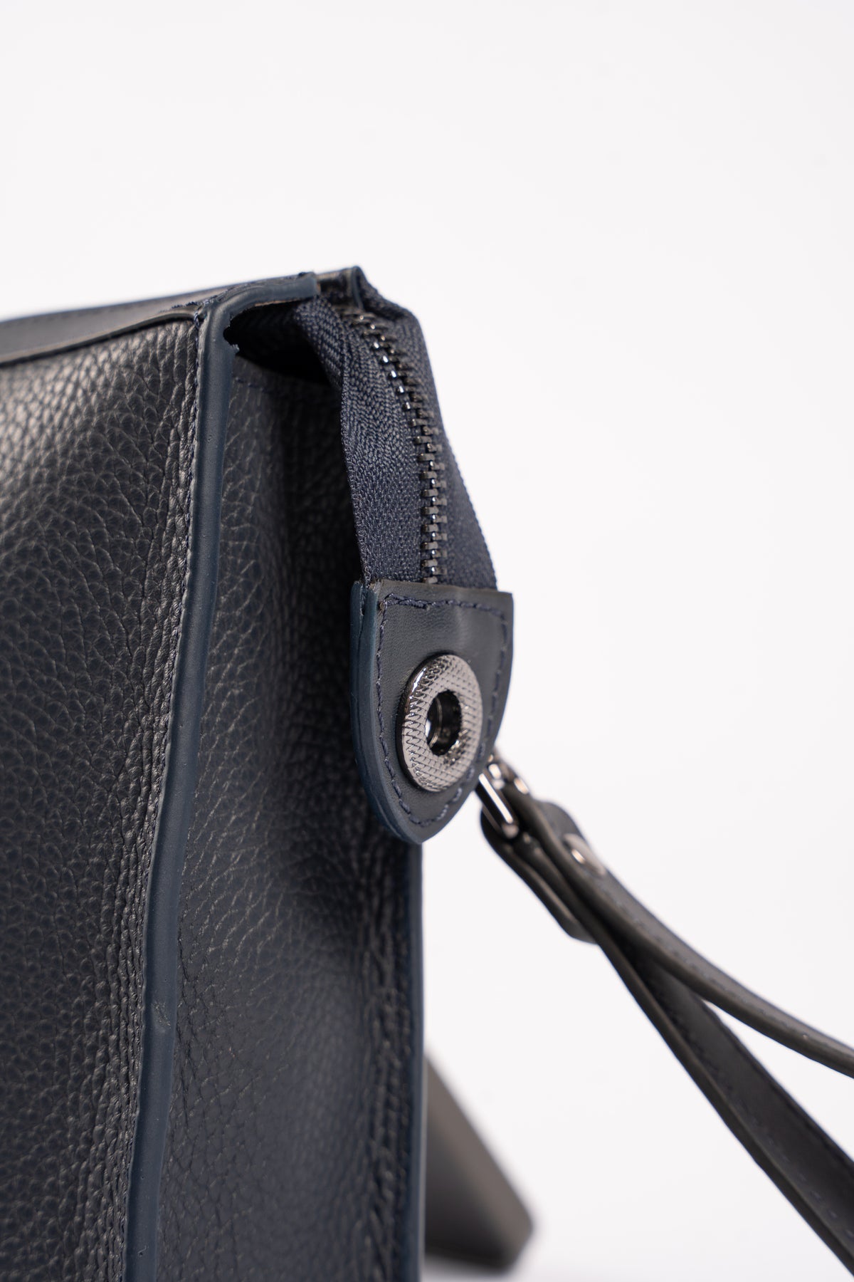 NAVY LEVANT SEAL LEATHER CLUTCH BAG