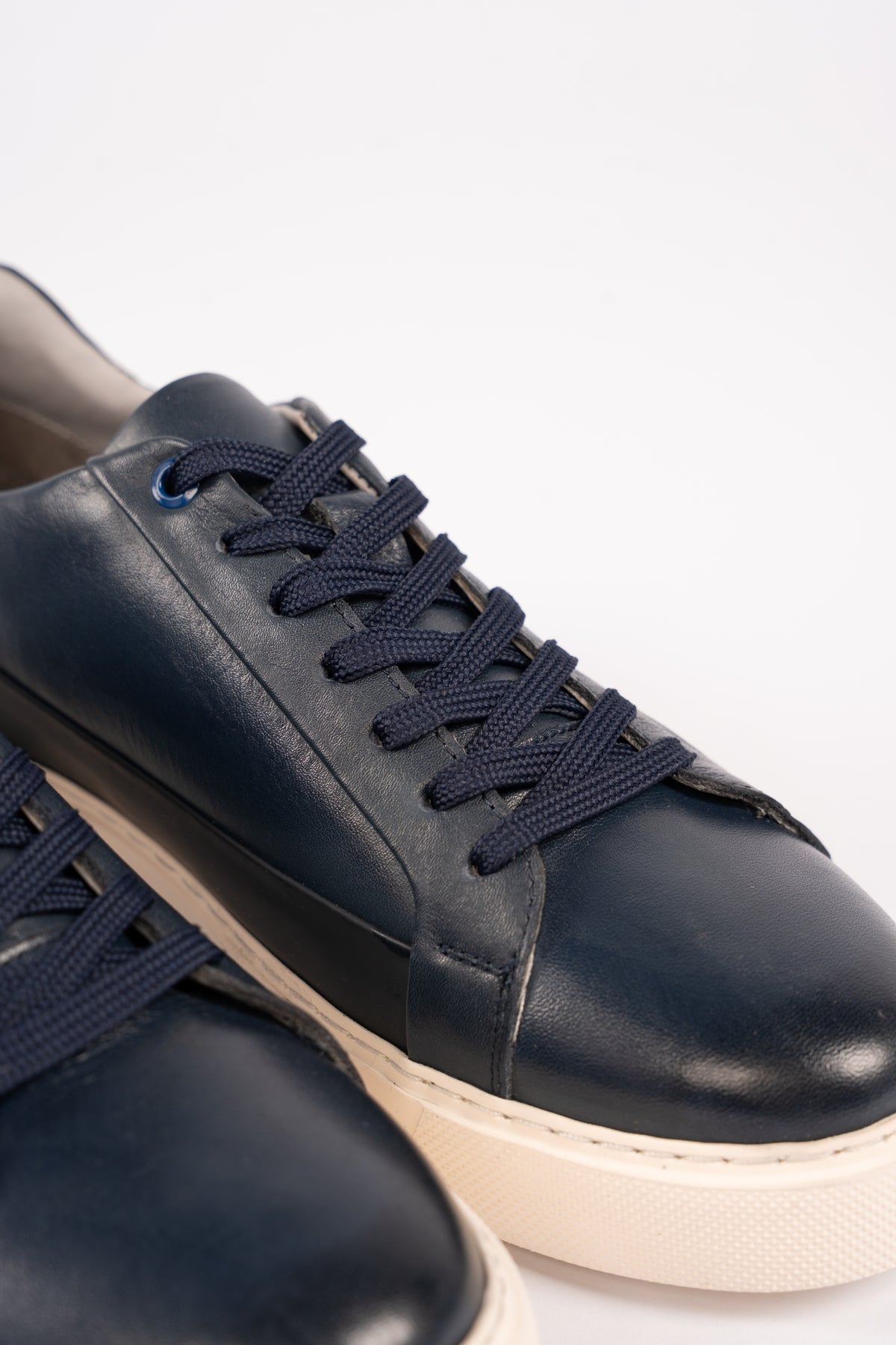 NAVY CREAM SOLE SNEAKER