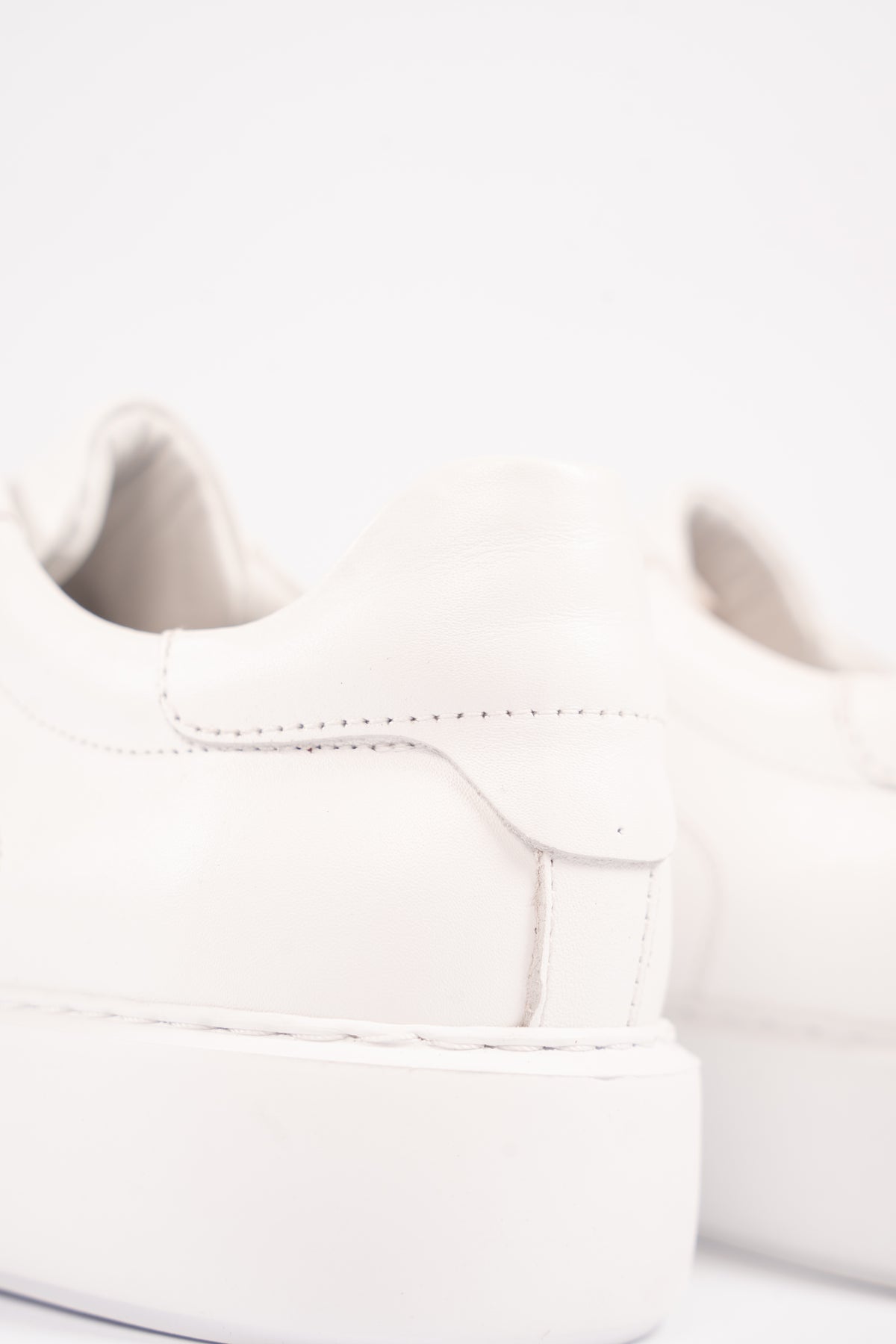 WHITE LEATHER VERSATILE ELASTIC SNEAKER