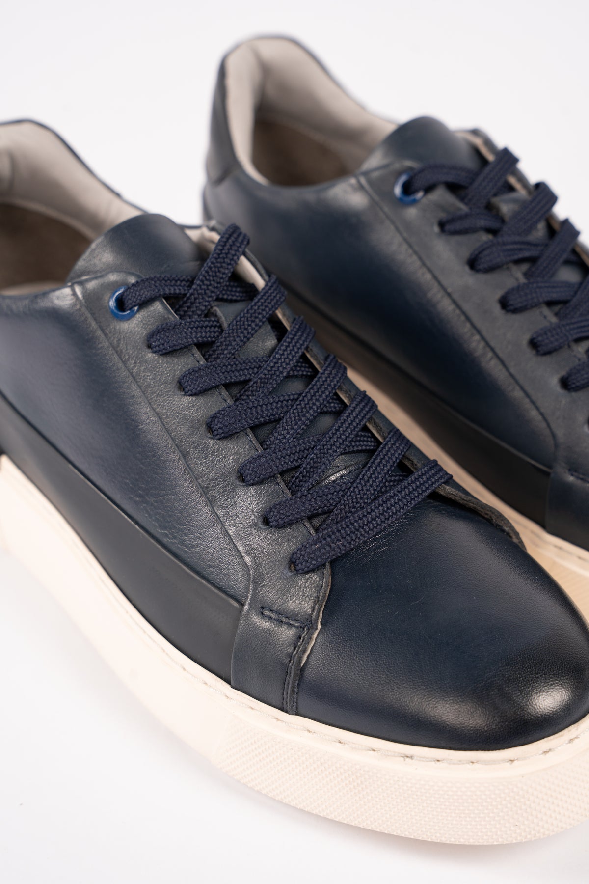 NAVY CREAM SOLE SNEAKER
