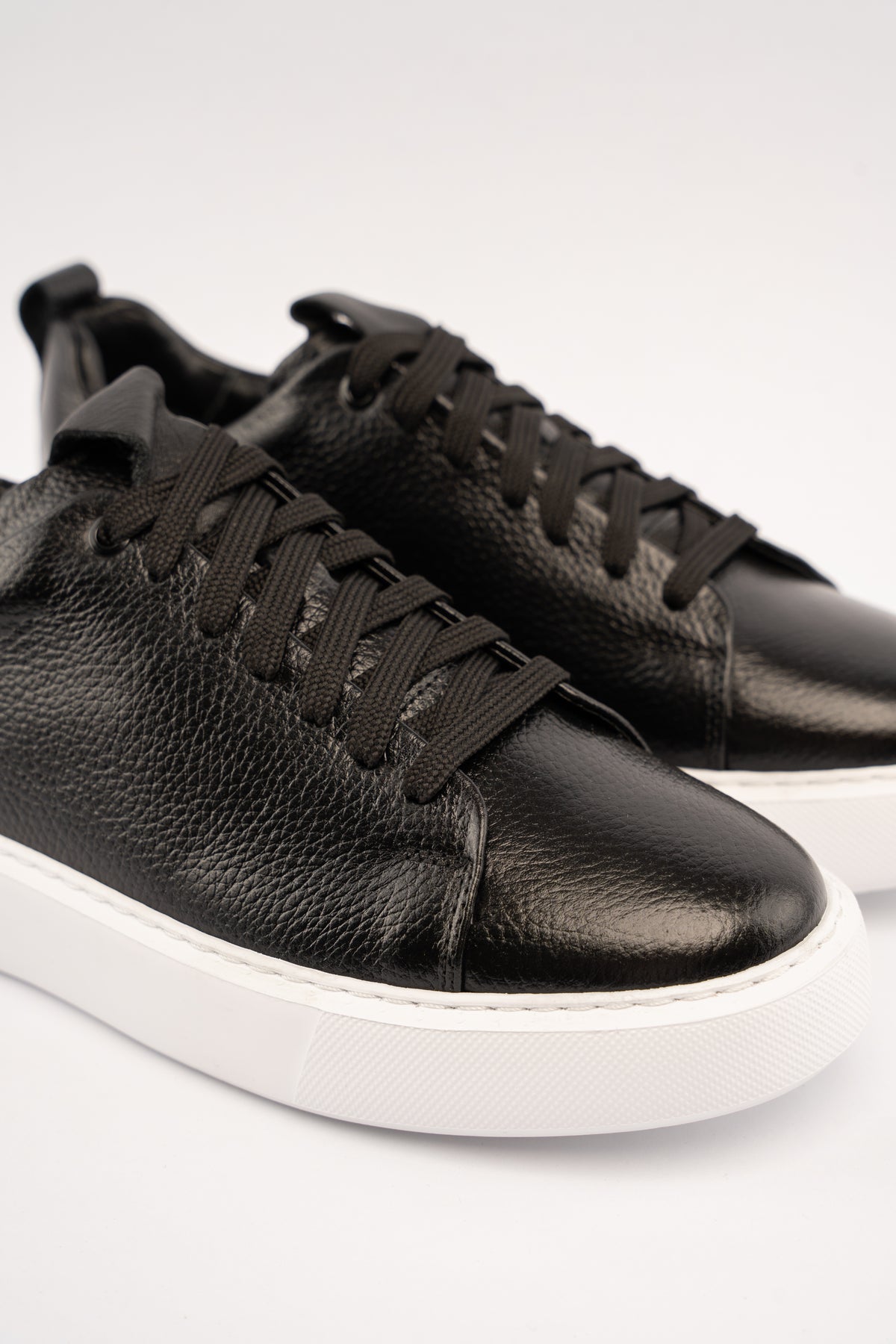 BLACK REFINED SNEAKER
