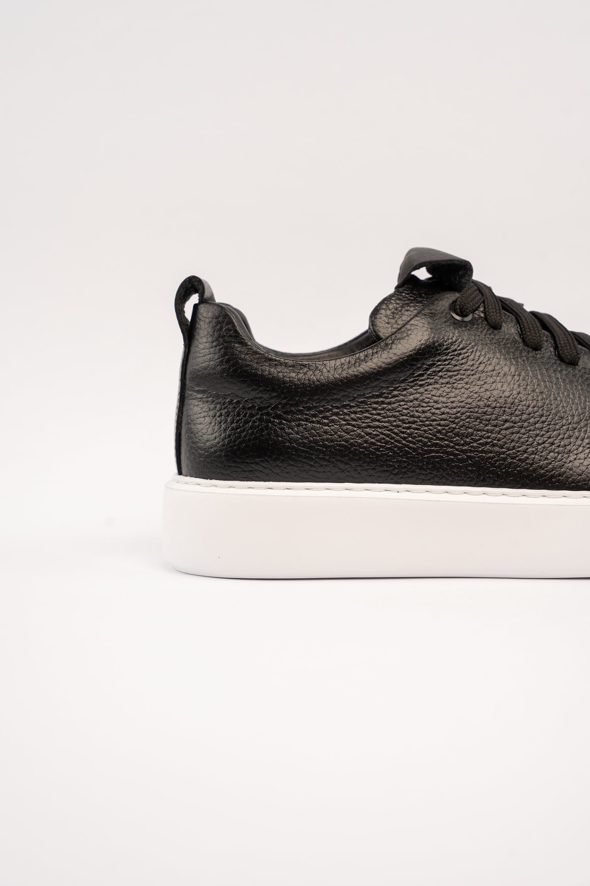 BLACK REFINED SNEAKER