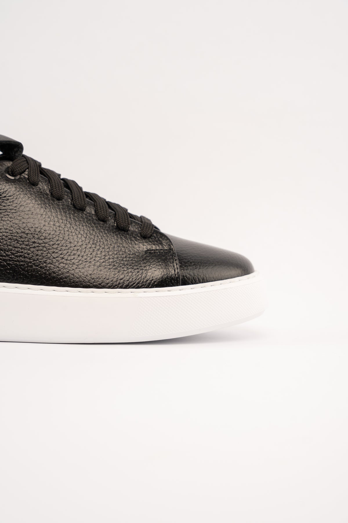 BLACK REFINED SNEAKER