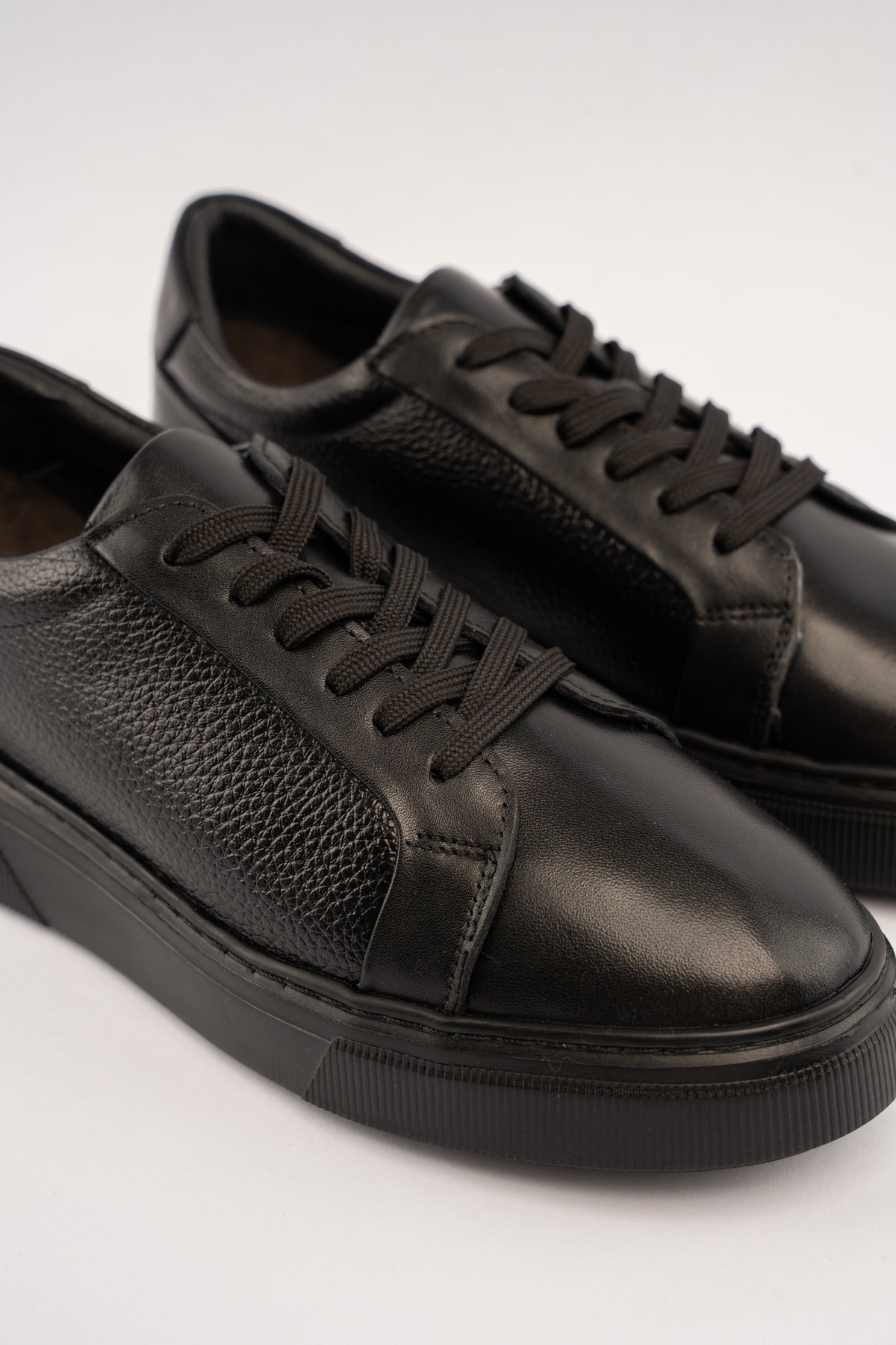 FULL BLACK INFORMAL SNEAKER