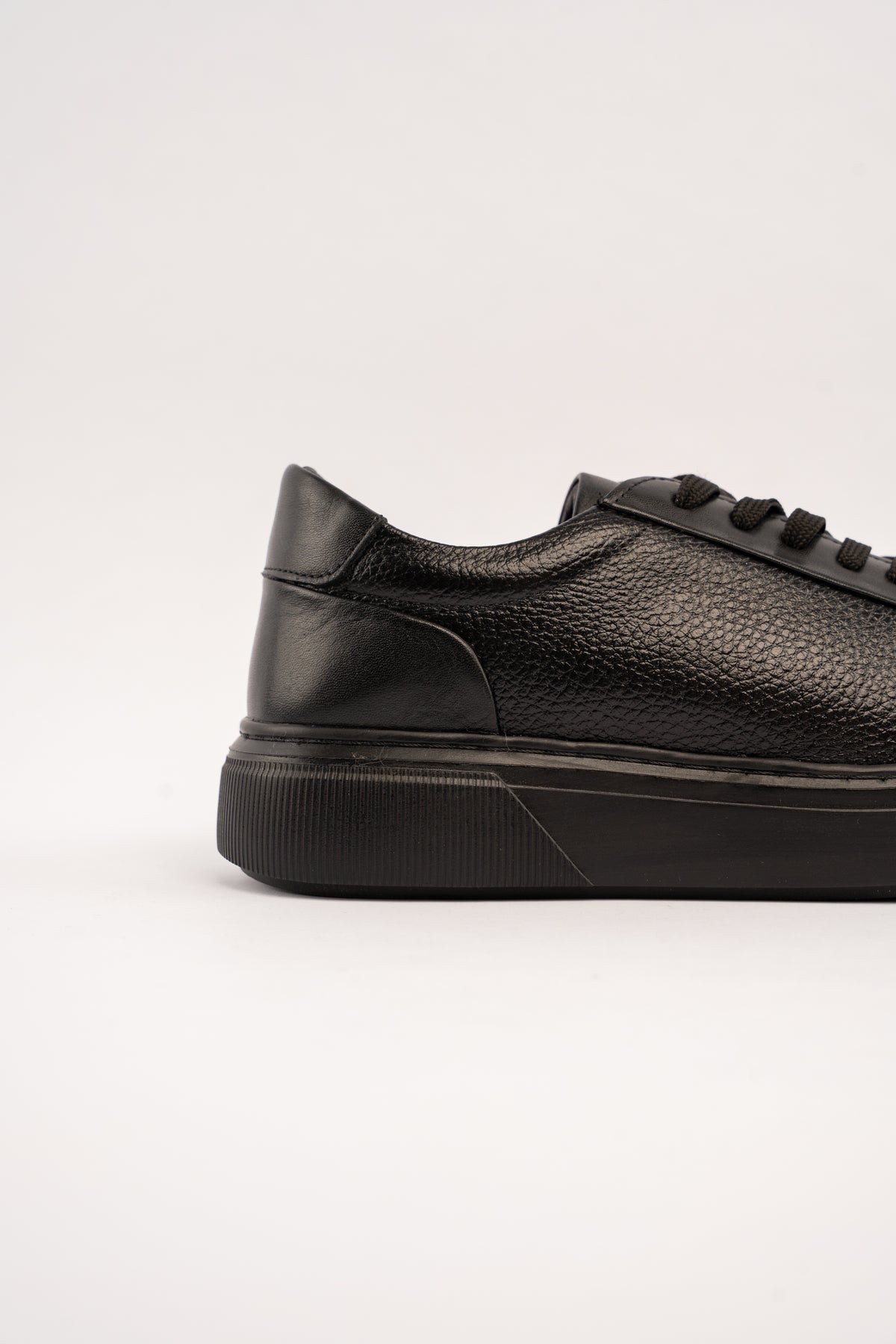 FULL BLACK INFORMAL SNEAKER