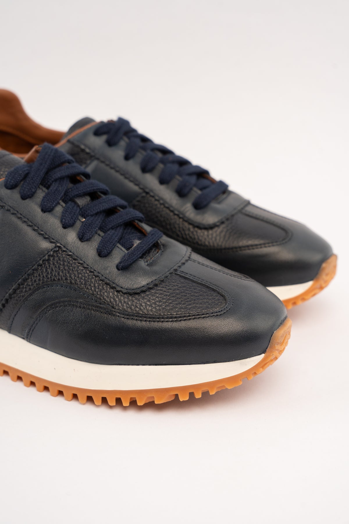 NAVY EVERYDAY SNEAKER