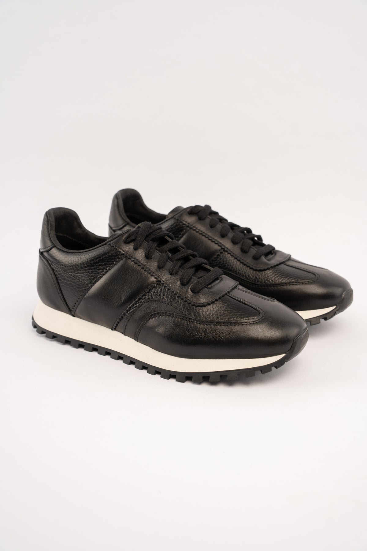 BLACK EVERYDAY SNEAKER