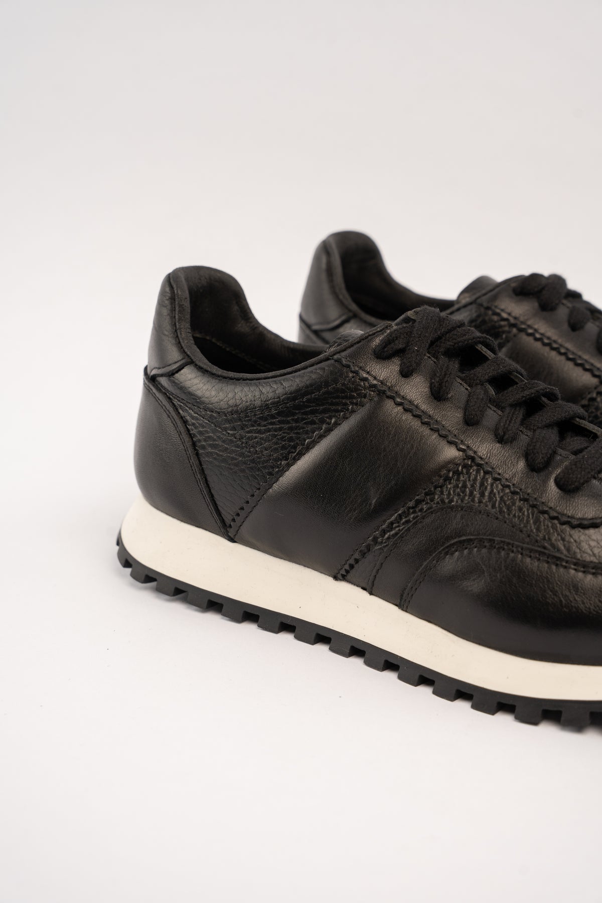 BLACK EVERYDAY SNEAKER