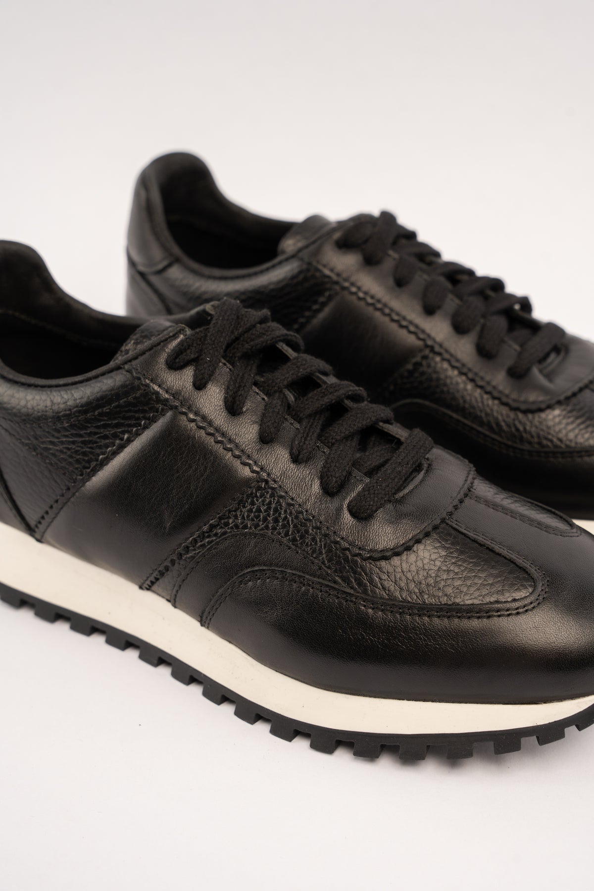 BLACK EVERYDAY SNEAKER