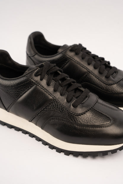 BLACK EVERYDAY SNEAKER