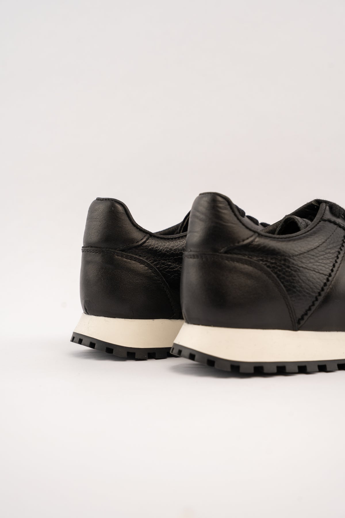 BLACK EVERYDAY SNEAKER