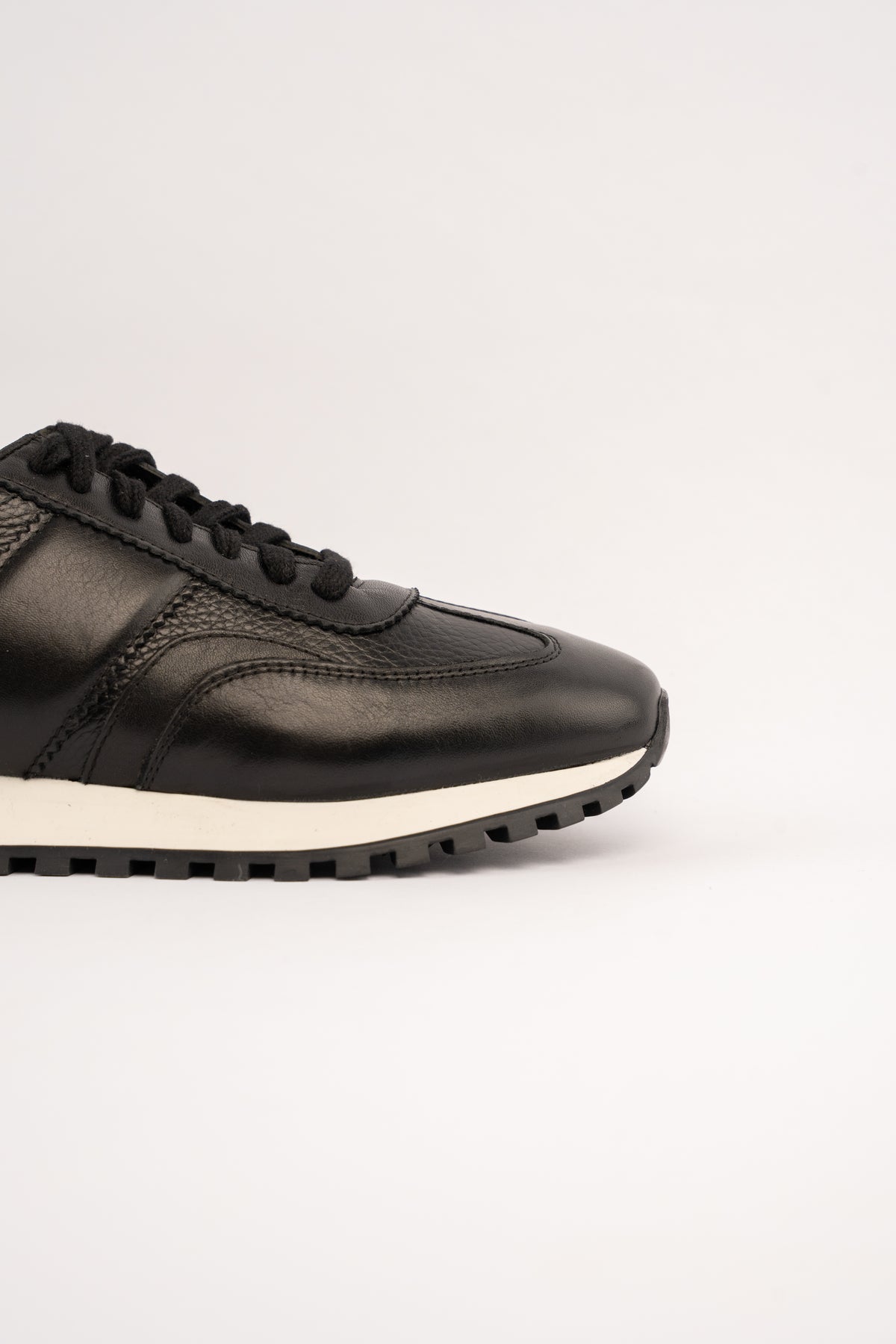 BLACK EVERYDAY SNEAKER