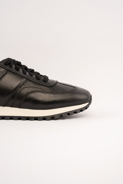 BLACK EVERYDAY SNEAKER