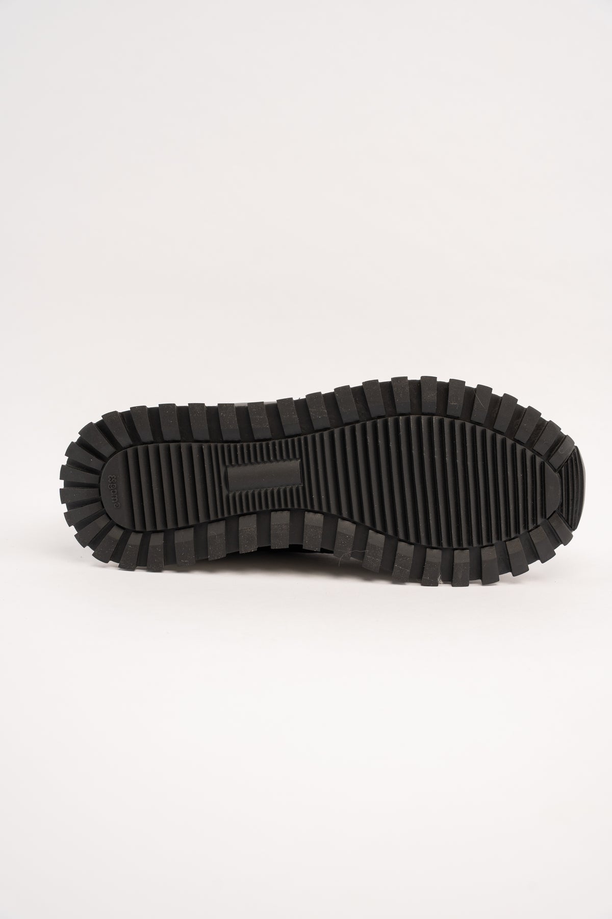 BLACK EVERYDAY SNEAKER