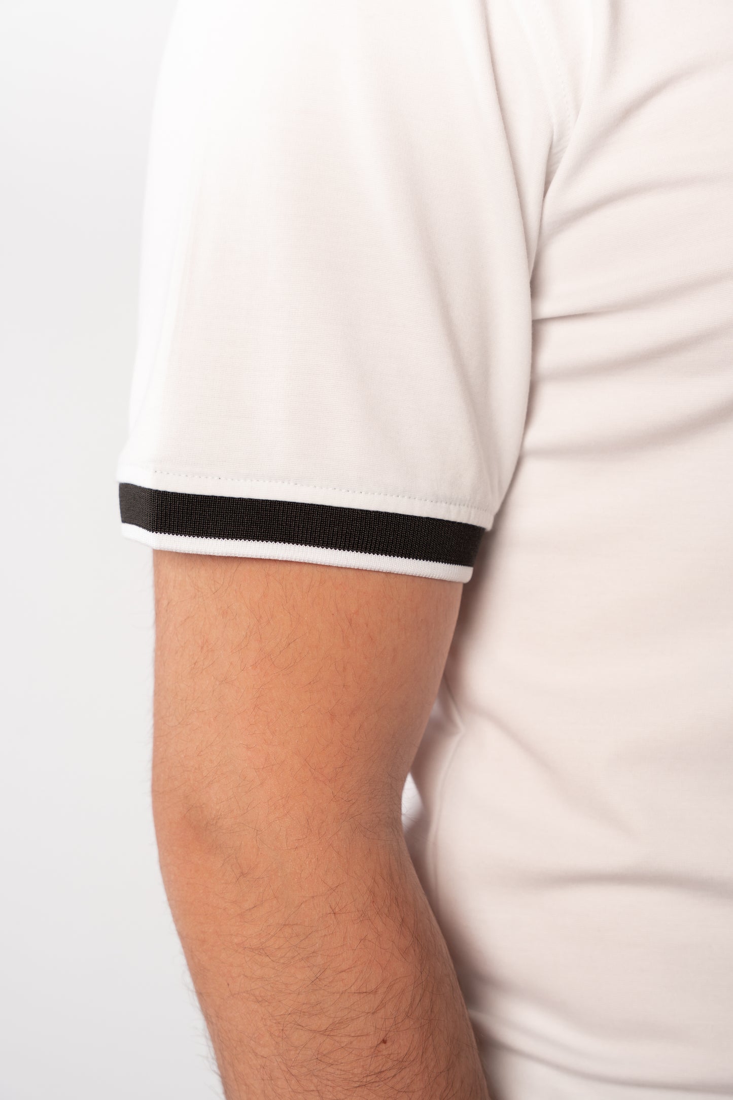 WHITE BLACK COLLAR ZIPPER POLO